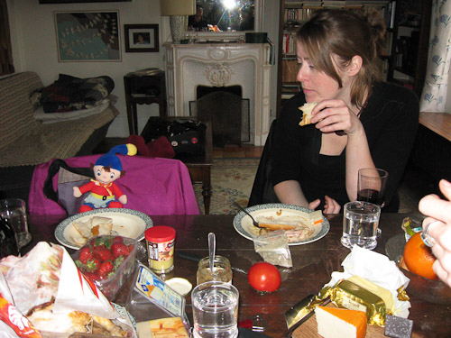 Wanda discusses the day's plan with Noddy