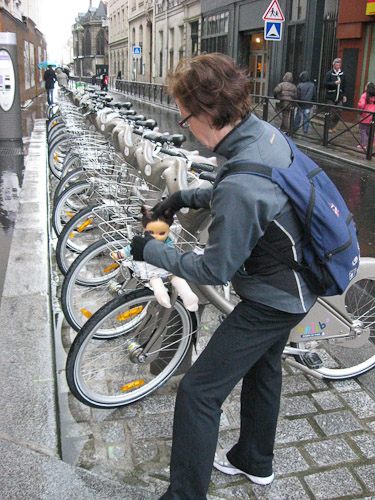 Marilyn sets up a shot of Ruthie on a Velib bicycle